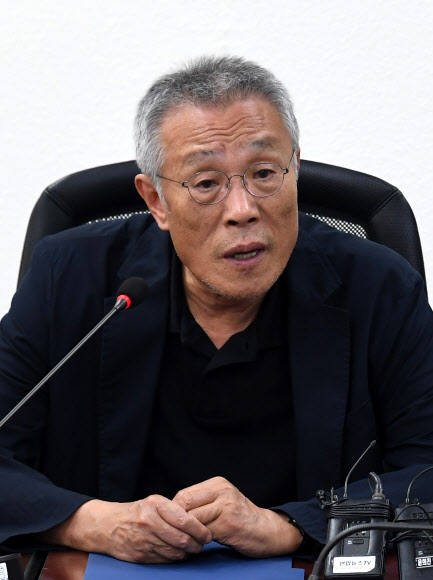 ’블랙리스트’ 피해 설명하는 황석영