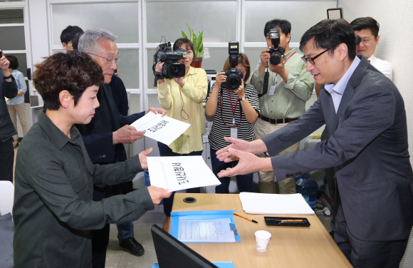 방송인 김미화와 황석영 작가가 25일 오전 서울 종로구 KT광화문 빌딩 문화예술계 블랙리스트 진상조사 및 제도개선위원회에서 진상조사소위 김준현 위원(변호사)에게 이명박 정부 시절 국정원 블랙리스트 관련 조사 신청서를 전달 하고 있다. 2017. 09. 25 박지환 기자 popocar@seoul.co.kr