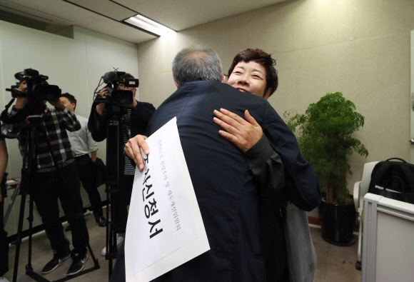 방송인 김미화와 황석영 작가가 25일 오전 서울 종로구 KT광화문 빌딩 문화예술계 블랙리스트 진상조사 및 제도개선위원회에서 진이명박 정부 시절 국정원 블랙리스트 관련 조사 신청서를 전달하기 전 포옹을 하고 있다. 2017. 09. 25 박지환 기자 popocar@seoul.co.kr