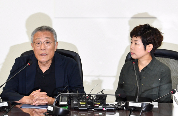 25일 서울 광화문 KT에서 열린 문화계 블랙리스트 진상조사위윈회 조사신청 기자회견에 참석한 소설가 황석영씨와 방송인 김미화씨가 발언을 하고 있다. 2017.9.25 박지환기자 popocar@seoul.co.kr