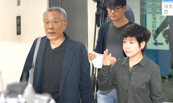 25일 서울 광화문 KT에서 열린 문화계 블랙리스트 진상조사위윈회 조사신청 기자회견에 참석한 소설가 황석영씨와 방송인 김미화씨가 행사장으로 들어서고 있다. 2017.9.25 박지환기자 popocar@seoul.co.kr