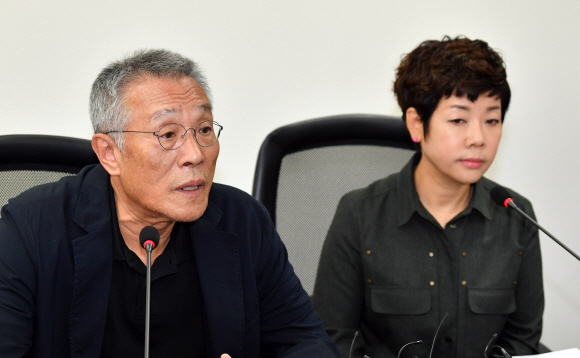 25일 서울 광화문 KT에서 열린 문화계 블랙리스트 진상조사위윈회 조사신청 기자회견에 참석한 소설가 황석영씨와 방송인 김미화씨가 발언을 하고 있다. 2017.9.25 박지환기자 popocar@seoul.co.kr