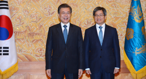 문재인 대통령이 25일 청와대 접견실에서 김명수 신임 대법원장에게 임명장을 수여한 후 환한 표정으로 웃고 있다. 2017. 09. 25 안주영 기자 jya@seoul.co.kr