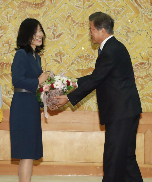 25일 오전 청와대 본관 접견실에서 열린 임명장 수여식에서  문재인 대통령이 김명수 대법원장 부인 이혜주씨에게 꽃바구니를 선물하고 있다. 2017. 09. 25 안주영 기자 jya@seoul.co.kr