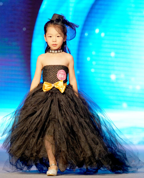 25일(현지시간) 중국 남서쪽 충칭에서 열린 ‘National kids model contest’ 결선에서 참가자들이 무대 위에서 런웨이를 하고 있다. 신화 연합뉴스