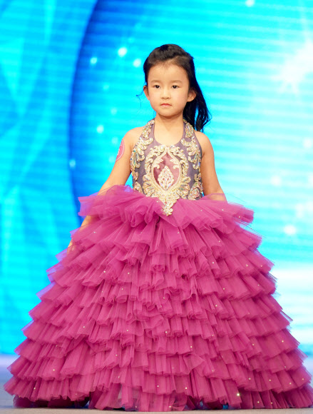25일(현지시간) 중국 남서쪽 충칭에서 열린 ‘National kids model contest’ 결선에서 참가자들이 무대 위에서 런웨이를 하고 있다. 신화 연합뉴스