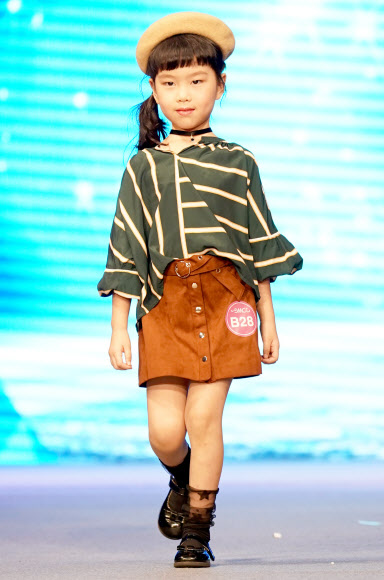 25일(현지시간) 중국 남서쪽 충칭에서 열린 ‘National kids model contest’ 결선에서 참가자들이 무대 위에서 런웨이를 하고 있다. 신화 연합뉴스