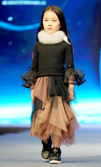 25일(현지시간) 중국 남서쪽 충칭에서 열린 ‘National kids model contest’ 결선에서 참가자들이 무대 위에서 런웨이를 하고 있다. 신화 연합뉴스