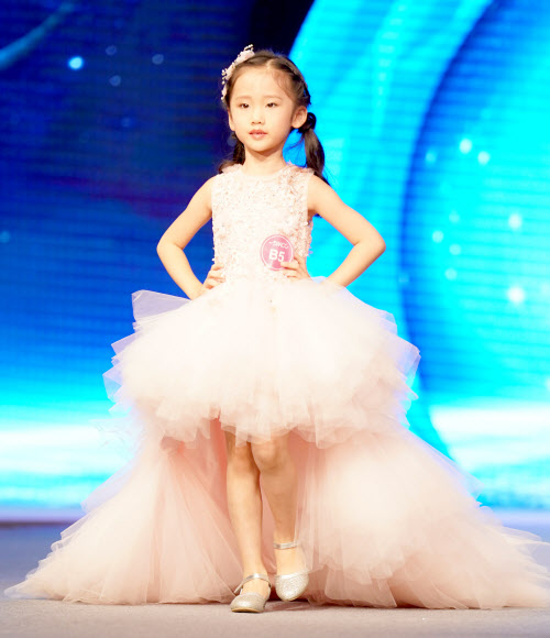 25일(현지시간) 중국 남서쪽 충칭에서 열린 ‘National kids model contest’ 결선에서 참가자들이 무대 위에서 런웨이를 하고 있다. 신화 연합뉴스