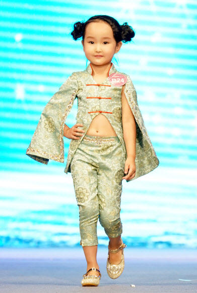 25일(현지시간) 중국 남서쪽 충칭에서 열린 ‘National kids model contest’ 결선에서 참가자들이 무대 위에서 런웨이를 하고 있다. 신화 연합뉴스