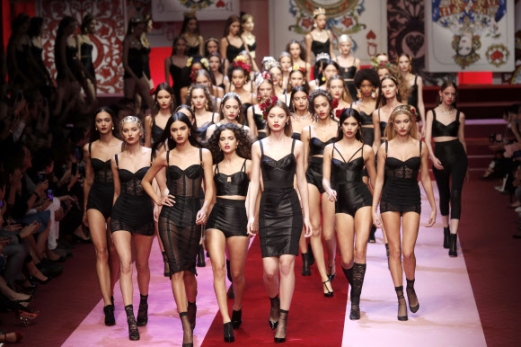 24일(현지시간) 이탈리아 밀라노에서 열린 패션브랜드 돌체 앤 가바나의 2018-2019 봄/여름 여성복 패션쇼에서 모델들이 의상을 선보이고 있다. 밀라노 AP=연합뉴스