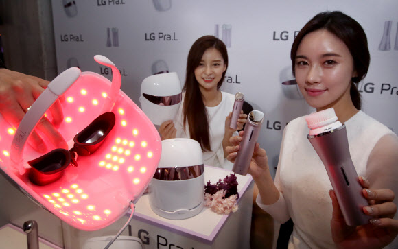 25일 서울 강남구 청담동 드레스가든에서 열린 LG전자의 홈 뷰티 기기 브랜드 ‘LG 프라엘’ 출시 행사에서 모델들이 ‘더마 LED 마스크’(왼쪽) 등 제품들을 소개하고 있다. 연합뉴스