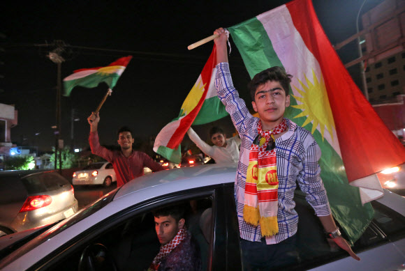 이라크 쿠르드자치정부(KRG)가 이라크 중앙정부 및 터키 등 주변 국가의 반대를 딛고 쿠르드족 분리·독립 투표를 강행한 25일(현지시간) 쿠르드족 청년들이 자치도시인 아브릴에서 자치정부 깃발을 흔들고 있다. 이날 일부 자치 지역에서는 개표를 시작하기도 전에 분리·독립 찬성을 축하하는 행진이 열리기도 했다.  아브릴 AFP 연합뉴스