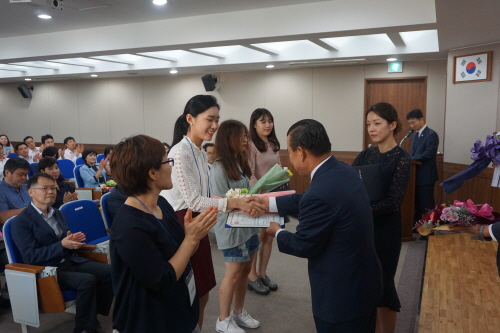 국내 유일의 화물복지 전문 조직인 공익법인 화물복지재단이 지난 20일, 서울 방배동에 위치한 화련회관에서 2017년 복지사업 증서 수여식을 열었다고 밝혔다.