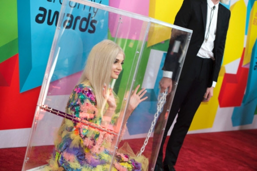 26일(현지시간) 미국 캘리포니아주 비벌리힐스에서 열린 제7회 스트리미 어워드(Streamy Awards) 시상식에 가수 Poppy가 참석해 투명한 상자 안에 들어가 포즈를 취하고 있다.<br>AFP 연합뉴스