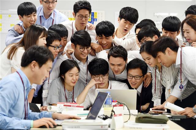 LG그룹 신입사원들이 사내 교육에서 혁신제품에 대한 아이디어에 대해 열띤 토론을 벌이고 있다. LG그룹 제공