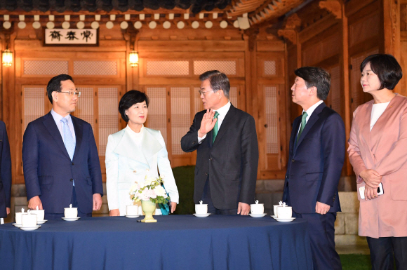 문 대통령, 여야 4당 대표 만찬회동