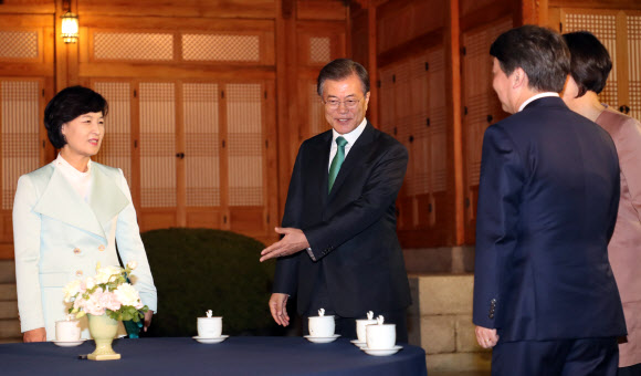 문 대통령 ‘이쪽으로 오시죠’