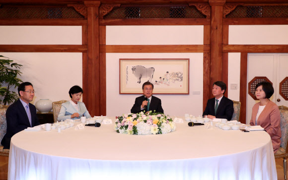 문 대통령, 여야 4당 대표와 만찬