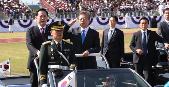 문재인 대통령이 28일  경기도 평택 해군 제2함대 사령부에서 열린 국군의 날 행사에 참석해 송영무 국방장관과 열병하고 있다.  국군의날 행사가 해군기지에서 열리는 것은 창군 이후 처음이다. 이번 행사에선 우리 군의 북한 타격용 무기들을 대거 공개했다.  안주영 기자 jya@seoul.co.kr