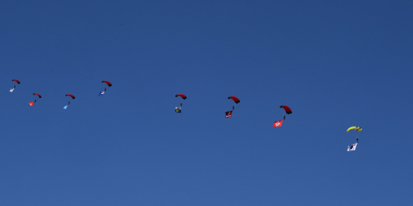 28일 경기도 평택 해군 제2함대 사령부에서 열린 국군의 날 행사에 국군의 최신 무기들이 도열해 있는 가운데 특전사 장병들이 강하시범을 보이고 있다. 국군의날 행사가 해군기지에서 열리는 것은 창군 이후 처음이다. 이번 행사에선 우리 군의 북한 타격용 무기들을 대거 공개했다.  안주영 기자 jya@seoul.co.kr