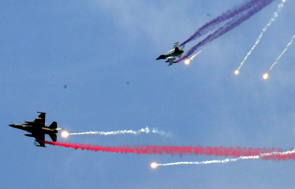 제69회 국군의날 기념식을 사흘 앞둔 25일 경기 평택시 해군 제 2함대에서 열린 미디어데이 행사에서 육·해·공 항공기가 기동시범을 보이고 있다.  박윤슬 기자 seul@seoul.co.kr