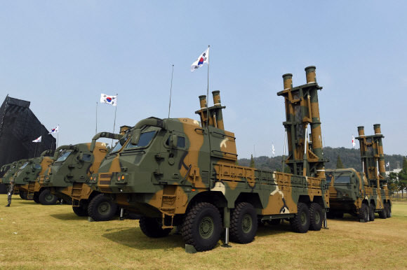 제69회 국군의날 기념식을 사흘 앞둔 25일 경기 평택시 해군 제 2함대에서 열린 미디어데이 행사에서 현무-3 등 장비들이 설치돼 있다.  박윤슬 기자 seul@seoul.co.kr