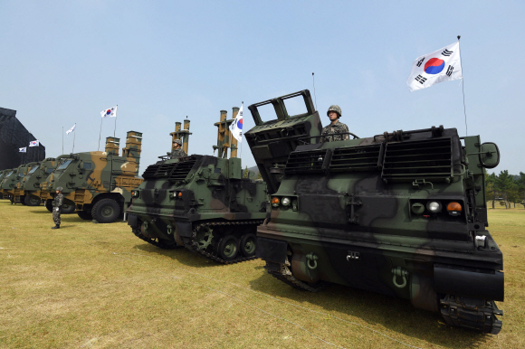 제69회 국군의날 기념식을 사흘 앞둔 25일 경기 평택시 해군 제 2함대에서 열린 미디어데이 행사에서 ATACMS 등 장비들이 설치돼 있다.  박윤슬 기자 seul@seoul.co.kr