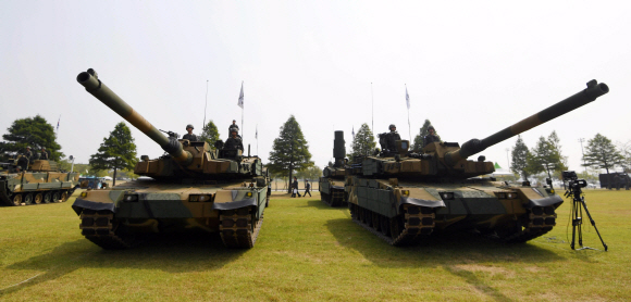 제69회 국군의날 기념식을 사흘 앞둔 25일 경기 평택시 해군 제 2함대에서 열린 미디어데이 행사에서 전차 등 장비들이 설치돼 있다.  박윤슬 기자 seul@seoul.co.kr