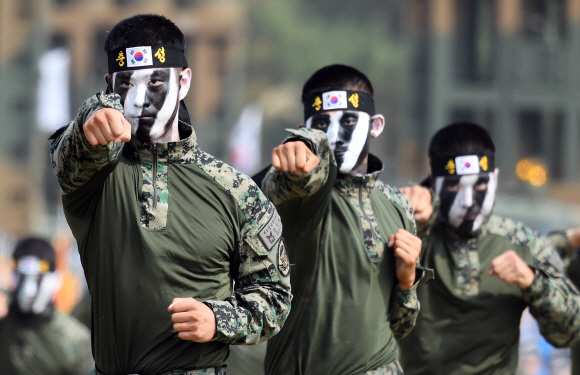 제69회 국군의날 기념식을 사흘 앞둔 25일 경기 평택시 해군 제 2함대에서 열린 미디어데이 행사에서 군전사들이 특공무술 시범을 보이고 있다.  박윤슬 기자 seul@seoul.co.kr