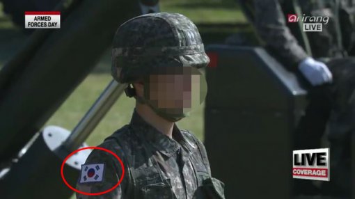 국군의 날 행사에 태극기 꺼꾸로 단 장교. 아리랑TV캡처