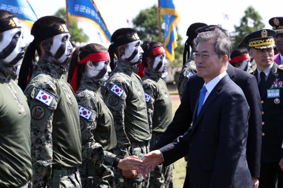 문재인 대통령이 28일 오전 경기도 평택 해군 2함대사령부에서 열린 건군 69주년 국군의날 기념식에서 격파시범을 보인 특전사 장병들을 격려하고 있다.  안주영 기자 jya@seoul.co.kr