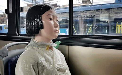 151번 버스를 운행하는 동아운수는 추석을 앞둔 내달 2일 ’소녀상 귀향 프로젝트’를 진행한다고 28일 전했다. 버스에 탄 소녀상은 내달 2일 오전 10시 일본대사관 앞에서 하차해 귀향을 도울 일반인 다섯 가족과 함께 수원, 대전, 전주, 대구, 원주로 각각 떠날 예정이다. 사진은 승객이 둘러준 머플러를 맨 소녀상.  동아운수 제공=연합뉴스