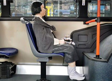 151번 버스를 운행하는 동아운수는 추석을 앞둔 내달 2일 ’소녀상 귀향 프로젝트’를 진행한다고 28일 전했다. 버스에 탄 소녀상은 내달 2일 오전 10시 일본대사관 앞에서 하차해 귀향을 도울 일반인 다섯 가족과 함께 수원, 대전, 전주, 대구, 원주로 각각 떠날 예정이다. 사진은 한 승객이 소녀상에 숄을 두르고 버선을 신겨준 모습.  동아운수 제공=연합뉴스