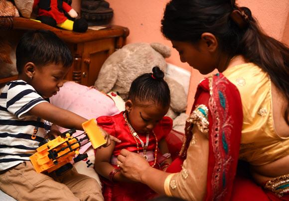 네팔, 3살 여아를 새로운 ‘쿠마리’(여신)로 추대