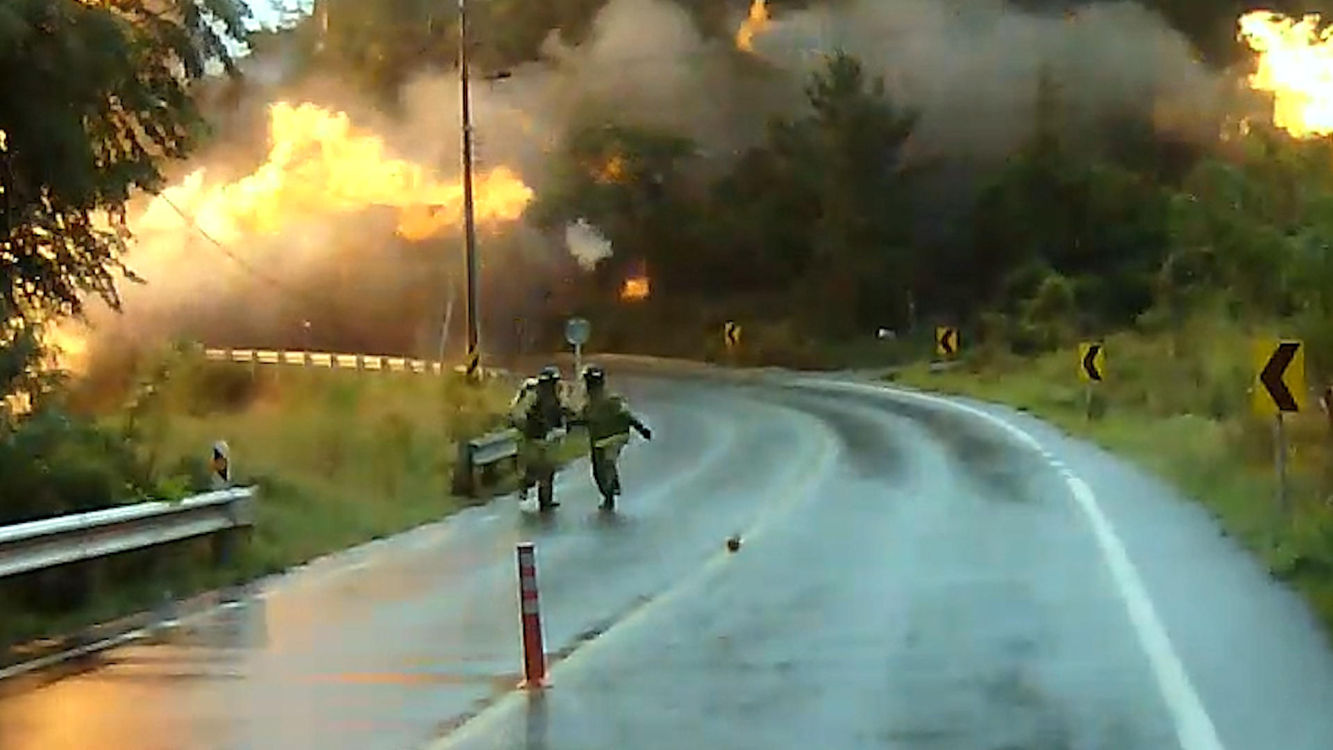 27일 오전 11시 20분쯤 전남 완도군 고금면 가교리 고인돌 공원 앞 도로에서 발생한 탱크로리 폭발 사고. 해남소방서 제공.