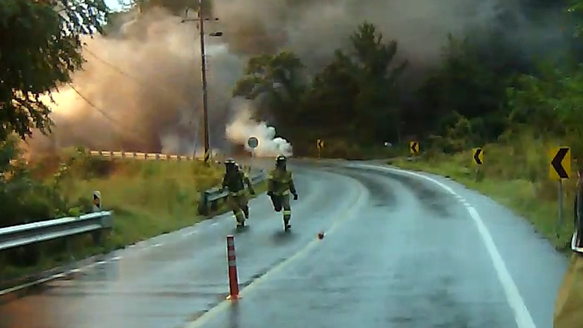 27일 오전 11시 20분쯤 전남 완도군 고금면 가교리 고인돌 공원 앞 도로에서 발생한 탱크로리 폭발 사고. 해남소방서 제공.