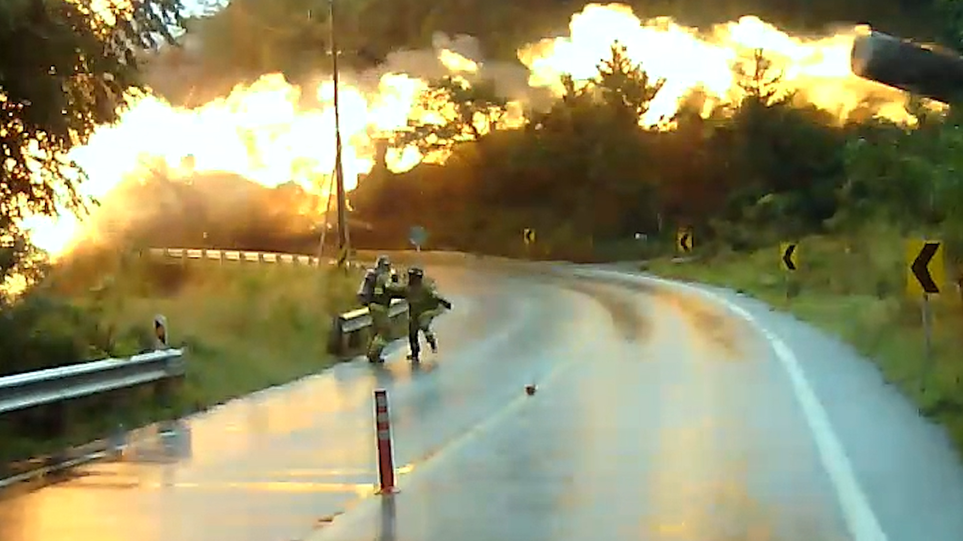 27일 오전 11시 20분쯤 전남 완도군 고금면 가교리 고인돌 공원 앞 도로에서 발생한 탱크로리 폭발 사고. 해남소방서 제공.