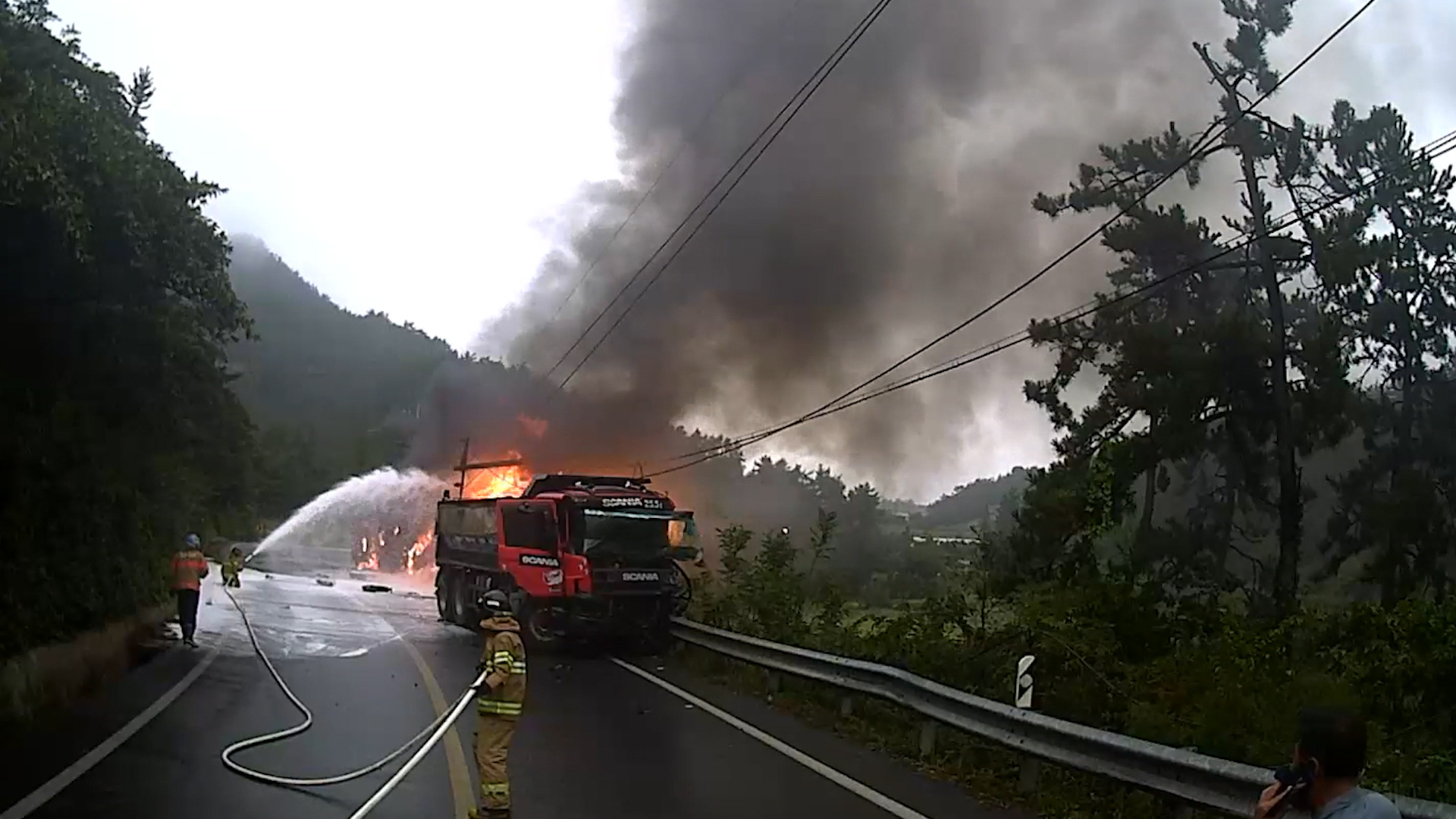 27일 오전 11시 20분쯤 전남 완도군 고금면 가교리 고인돌 공원 앞 도로에서 발생한 탱크로리 폭발 사고. 해남소방서 제공.
