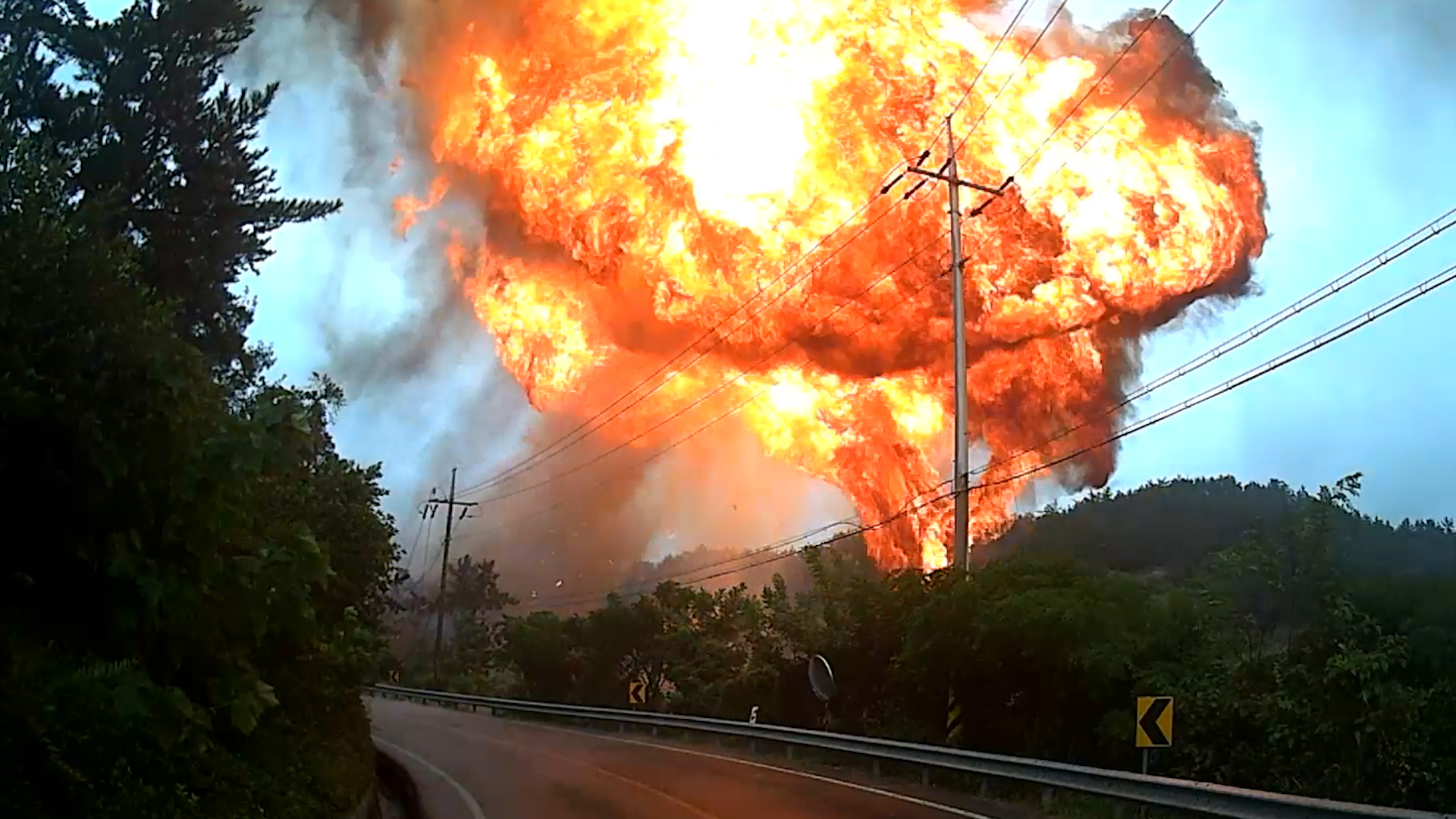 27일 오전 11시 20분쯤 전남 완도군 고금면 가교리 고인돌 공원 앞 도로에서 발생한 탱크로리 폭발 사고. 해남소방서 제공.