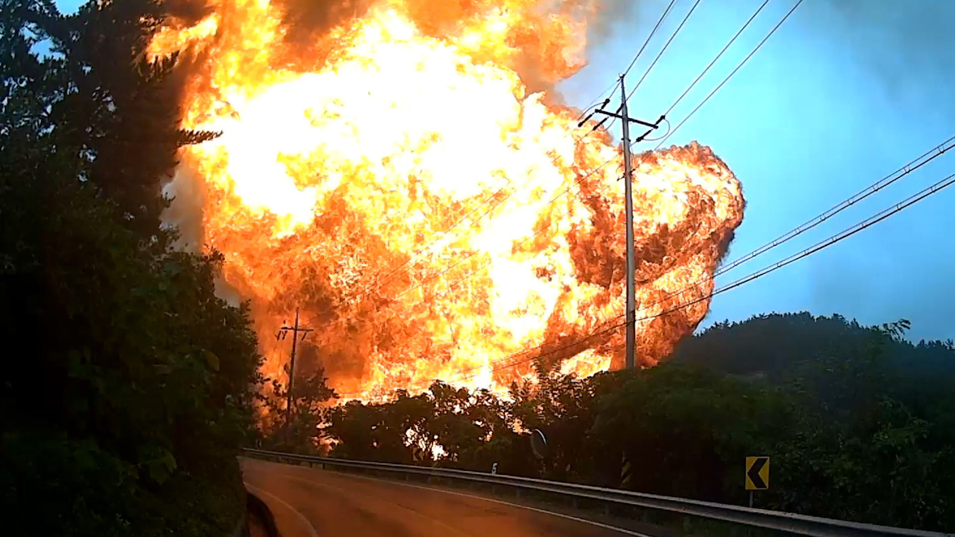 27일 오전 11시 20분쯤 전남 완도군 고금면 가교리 고인돌 공원 앞 도로에서 발생한 탱크로리 폭발 사고. 해남소방서 제공.
