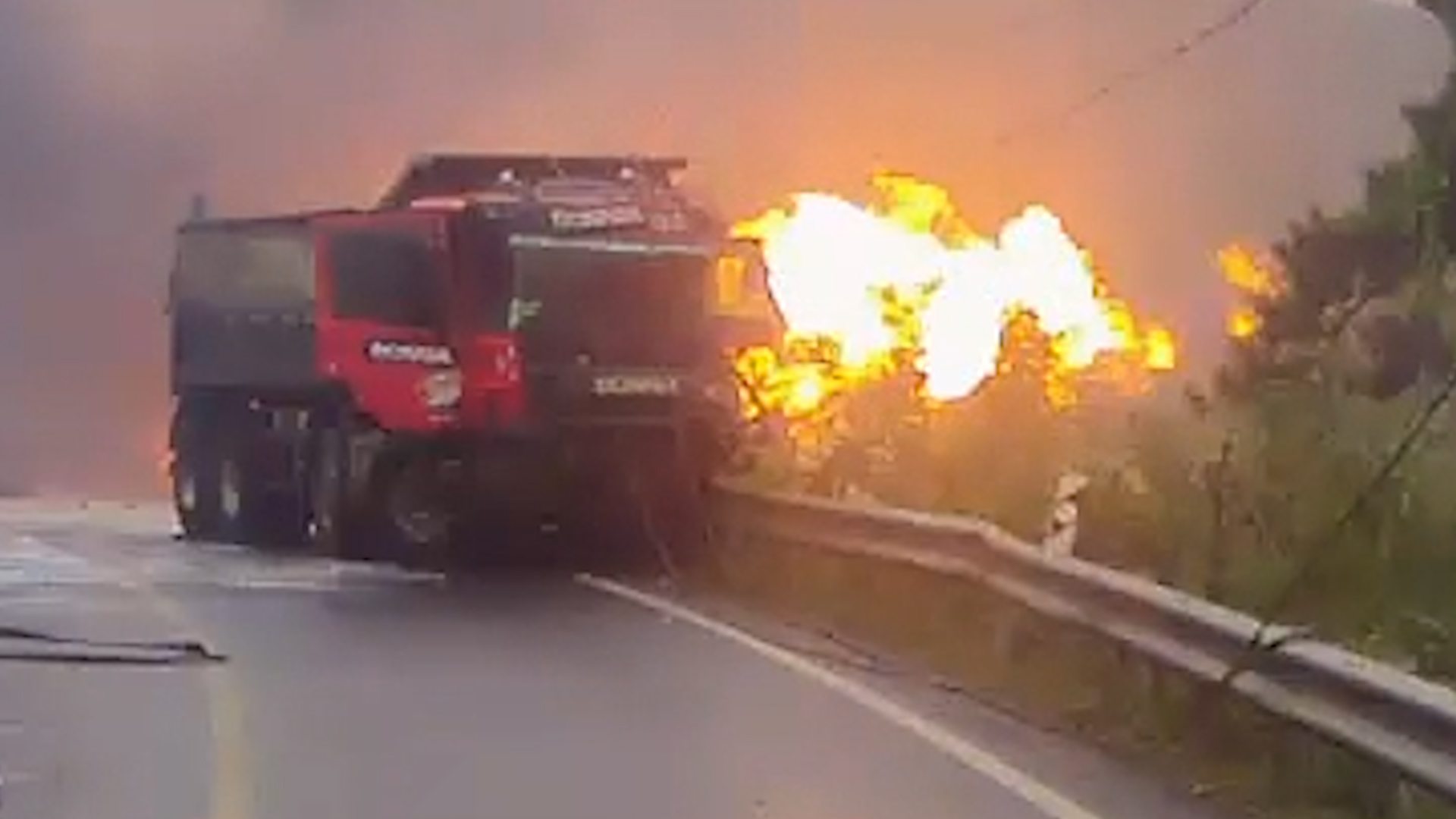 27일 오전 11시 20분쯤 전남 완도군 고금면 가교리 고인돌 공원 앞 도로에서 발생한 탱크로리 폭발 사고. 해남소방서 제공.