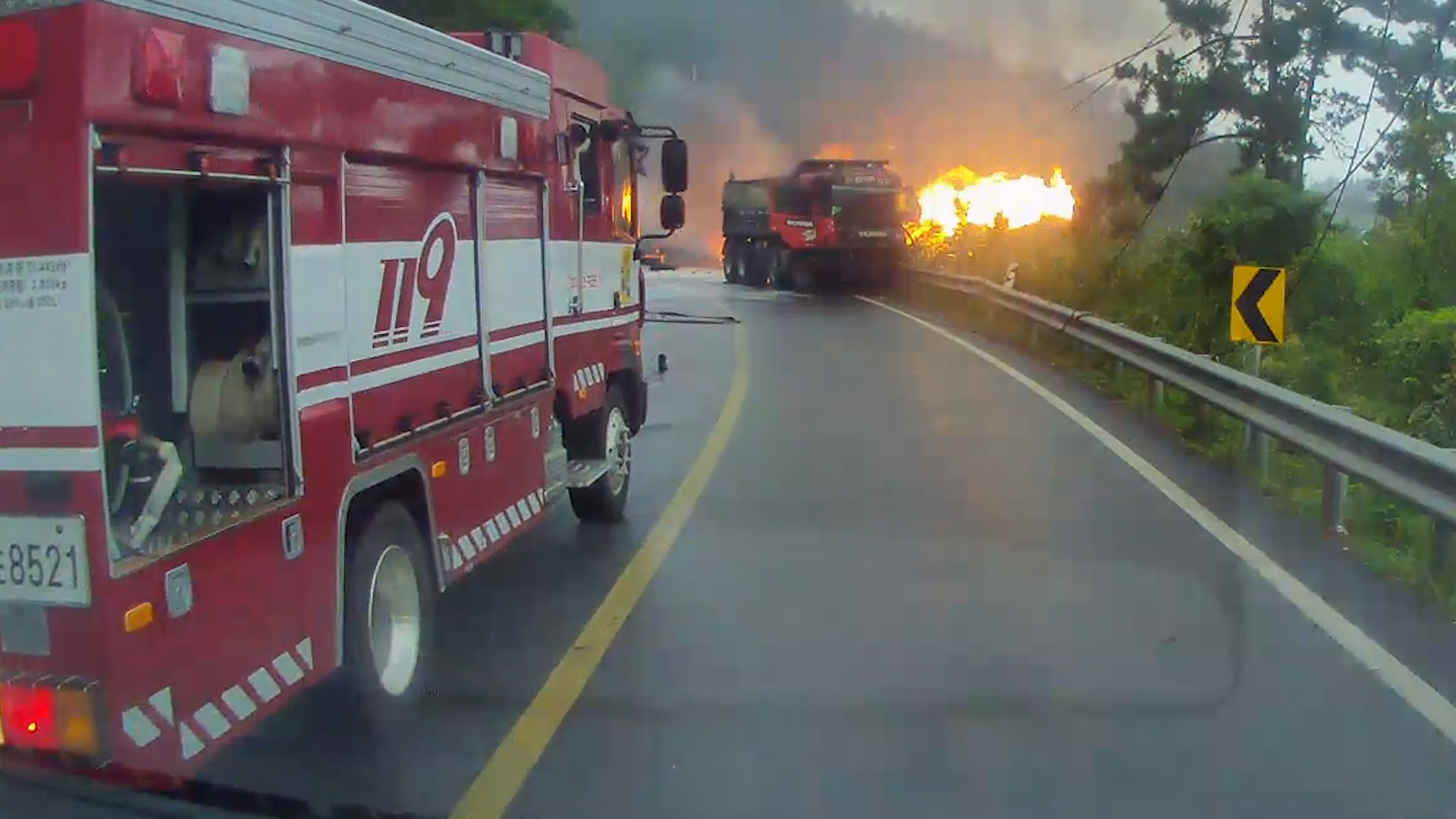 27일 오전 11시 20분쯤 전남 완도군 고금면 가교리 고인돌 공원 앞 도로에서 발생한 탱크로리 폭발 사고. 해남소방서 제공.