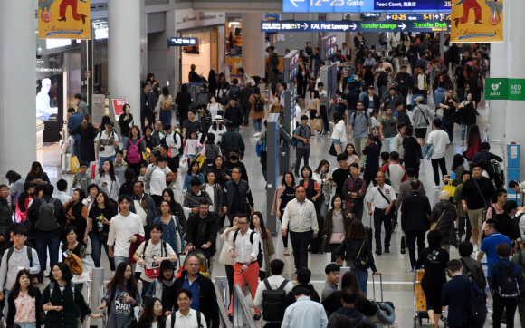 민족 대명절 추석을 앞둔 29일 인천국제공항 면세점이 여행객들로 붐비고 있다. 인천국제공항공사는 다음달 9일까지 인천공항 이용 여객이 약 195만 명에 달할 것으로 예측된다고 밝혔다. 2017. 9. 29. 박윤슬 기자 seul@seoul.co.kr