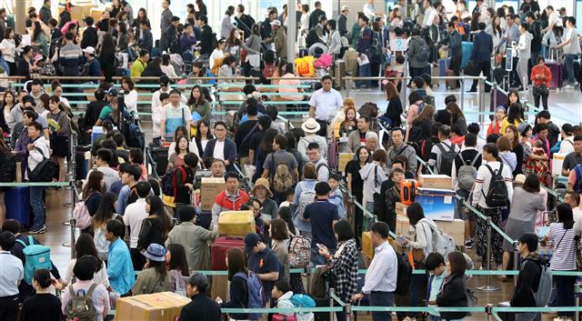 민족 대명절 명절 앞두고 발 디딜틈 없는 인천공항