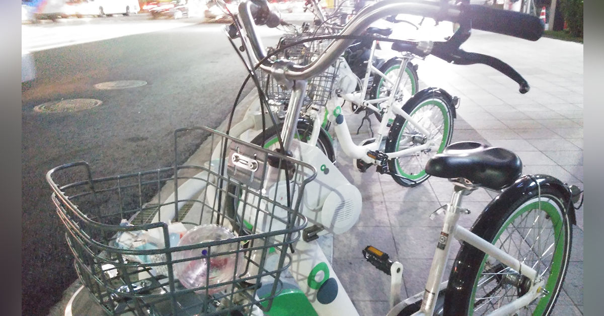 지난 26일 서울시 공공자전거 서울시청 대여소에 세워진 자전거 바구니에 쓰레기가 담겨 있다.