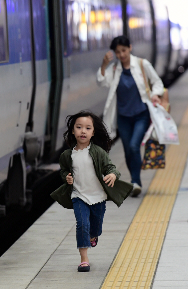 29일 서울 용산역에서 추선 명절을 맞아 고향에 가는 귀성객으로 보이는 모녀가 기차를 타고있다. 이종원 선임기자 jongwon@seoul.co.kr