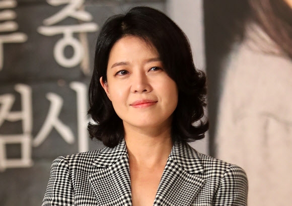 배우 김여진이 29일 오후 서울 영등포구 타임스퀘어에서 열린 KBS2TV 새 월화드라마 ’마녀의 법정’ 제작발표회에서 포즈를 취하고 있다.<br>연합뉴스