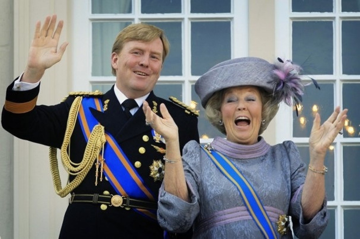 빌럼 알렉산더르(왼쪽) 네덜란드 국왕이 어머니인 베아트릭스(오른쪽) 전 여왕과 함께 2013년 4월 암스테르담의 왕궁 발코니에 선채로 환호하는 군중들에게 손을 흔들며 답례하고 있는 모습. 서울신문 DB 