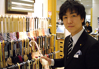 4. 고객에게 상품 설명을 하고 있는 미쓰코시 이세탄 백화점의 한 직원. 일본에서는 내년 5년이상 근무한 비정규직들에 대한 정규직화가 시행되는 가운데 이에 앞서 일손 부족을 겪고 있는 콜 센터와 백화점 등에서는 이에 앞서 비정규직 직원들을 정규직화하고 있다. 미쓰코시 이세탄 백화점 그룹 홈페이지 